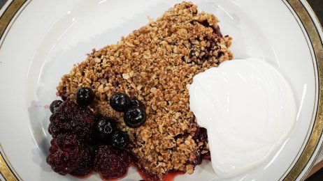 Summer Berry Crumble (Planet Eat)